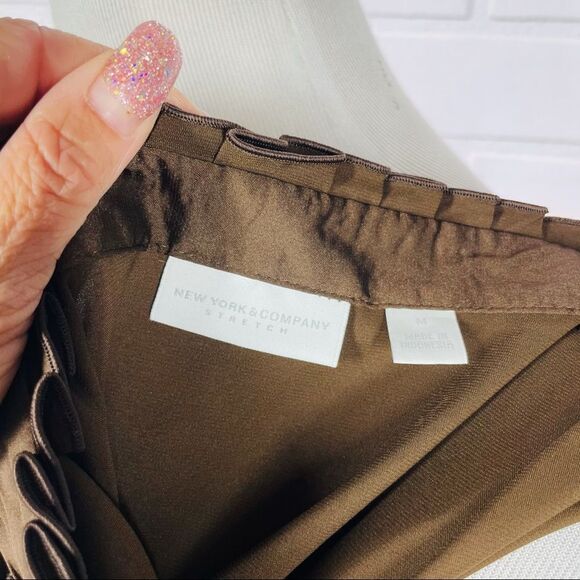 10/$25🦋 NY&Co Brown Satin Ruffle Halter Top - Size Medium - Picture 8 of 13